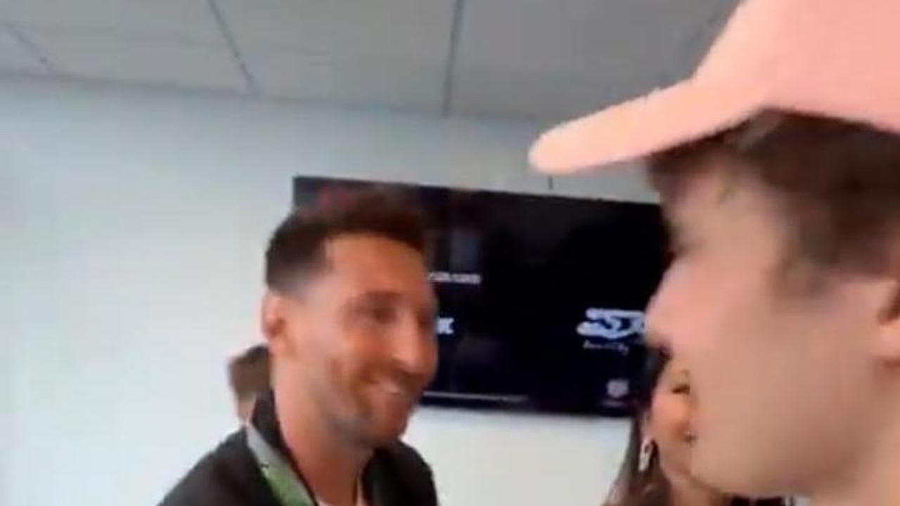 F1, Messi e famiglia abbracciano Kimi Antonelli dopo la vittoria. Il pilota: "Scusate, sono sudato"