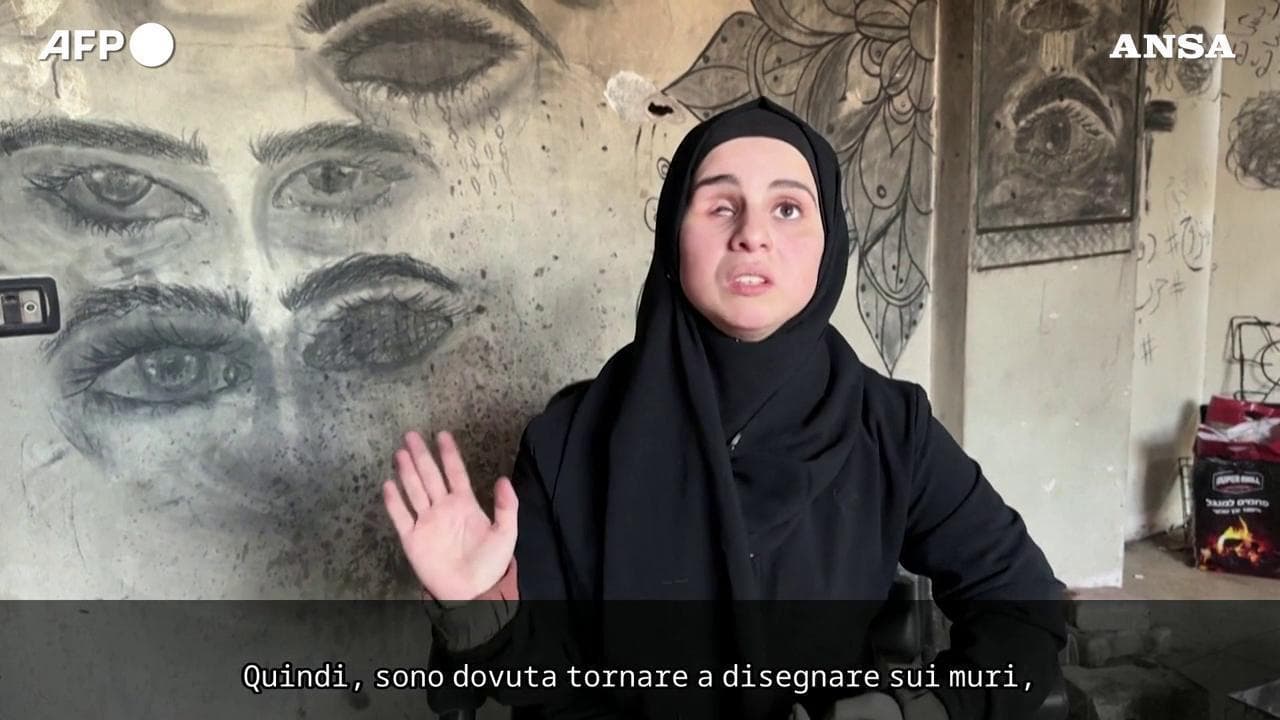 Gaza, Areej pittrice senza un occhio per una bomba: "Non ho tela, dipingo con il carbone sul muro"