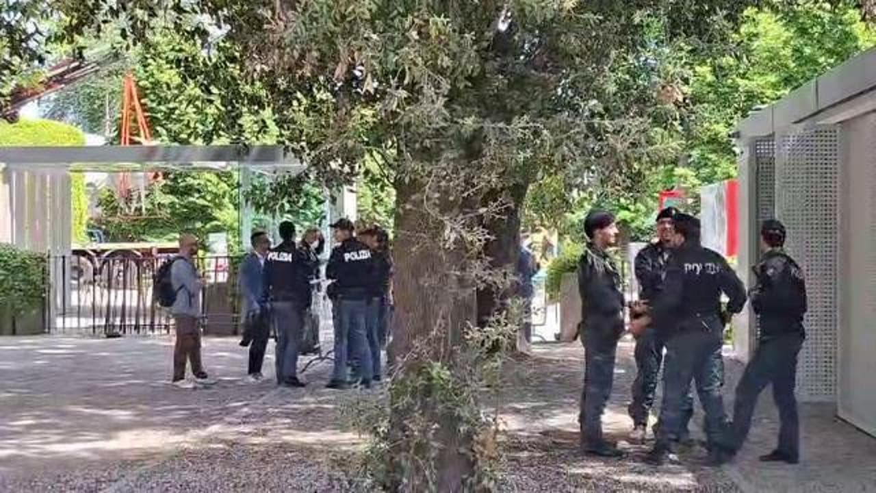 Biennale, tronchi davanti al padiglione russo per non far spiare i lavori