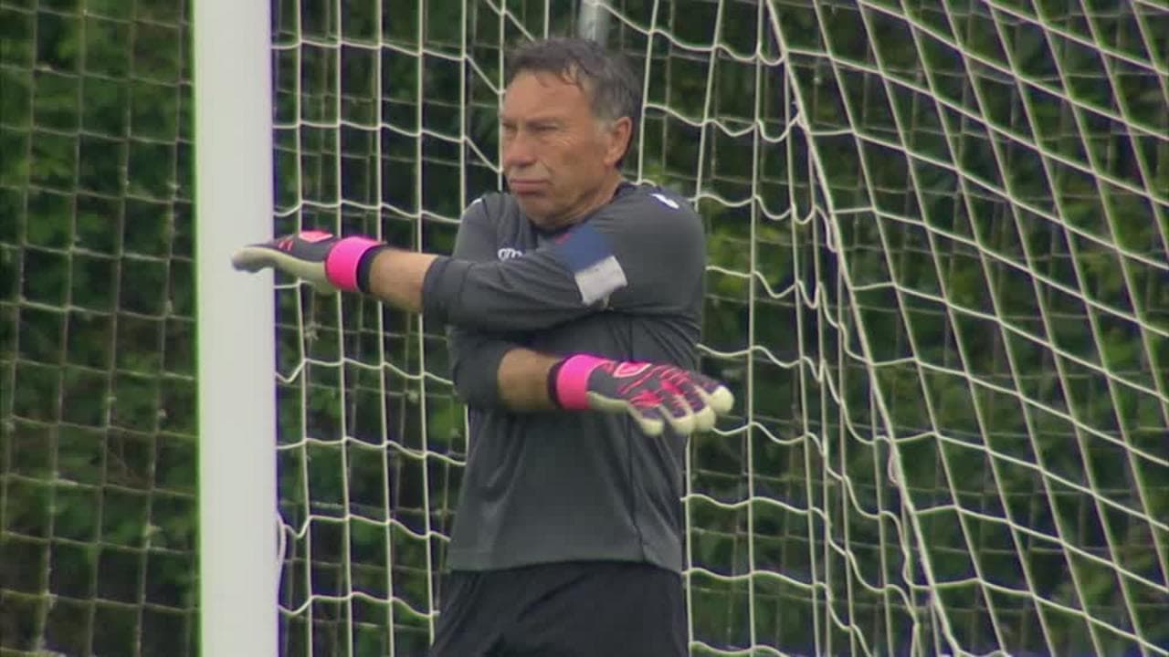 Calcio, a 70 anni torna in campo da titolare: l'incredibile record del portiere González