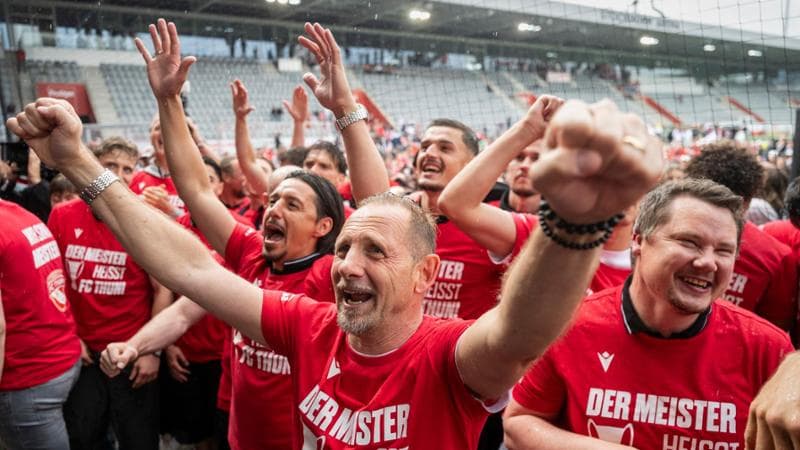 L'allenatore del Thun Mauro Lustrinelli tra il vice Nelson Ferreira e il direttore sportivo Dominik Albrecht