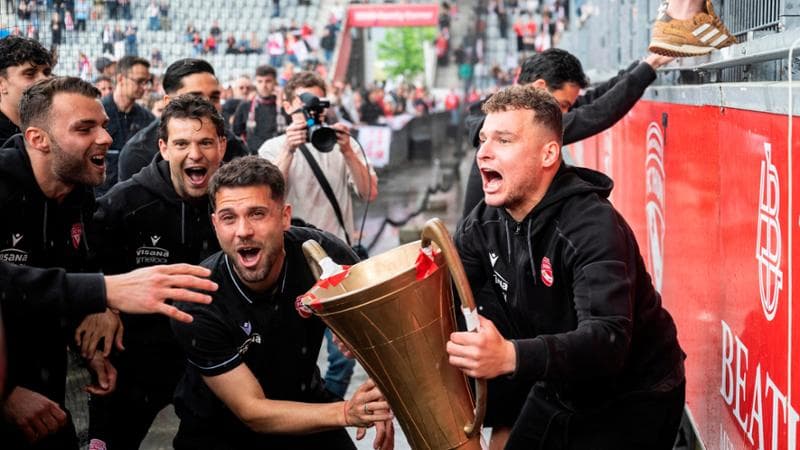 I giocatori del Thun festeggiano la vittoria