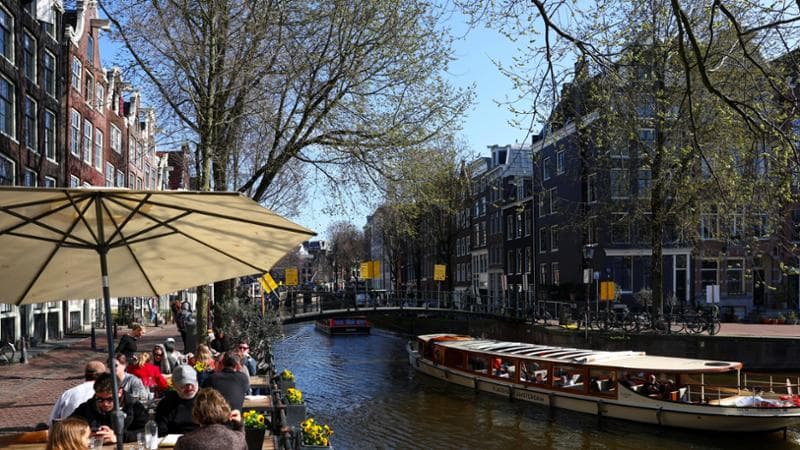 Anteprima: Amsterdam è la prima capitale al mondo a vietare la pubblicità di auto, fonti fossili e c…