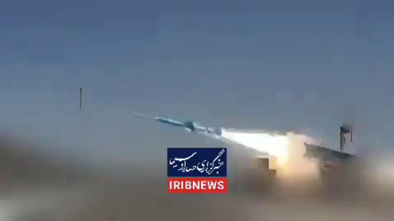 Iran, diffuso un video con lanci di missili come avvertimento agli americani su Hormuz