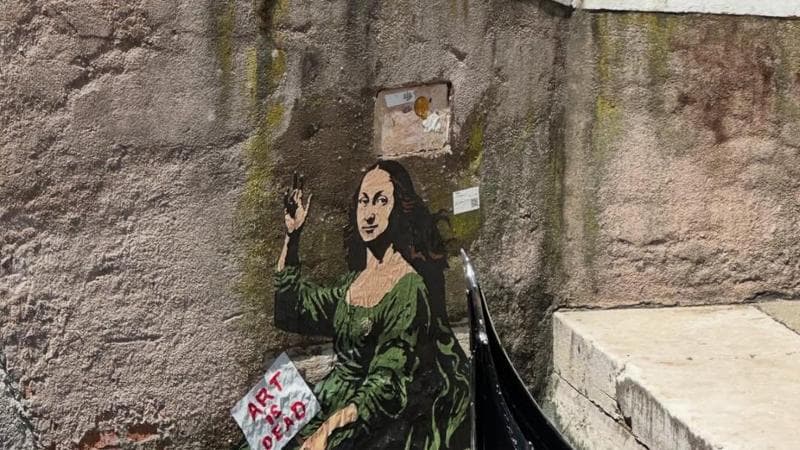 Biennale, TvBoy “annega” la Monna Lisa a Venezia: “L'arte è morta”