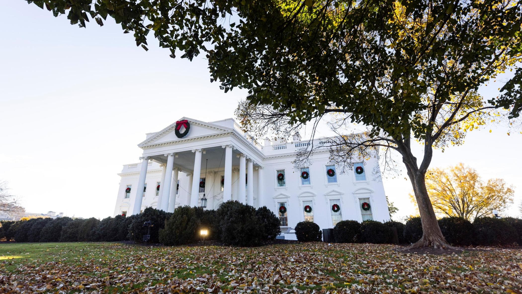 Secret Service spara a uomo armato a due chilometri dalla Casa Bianca mentre Trump parla alla stampa — image 1