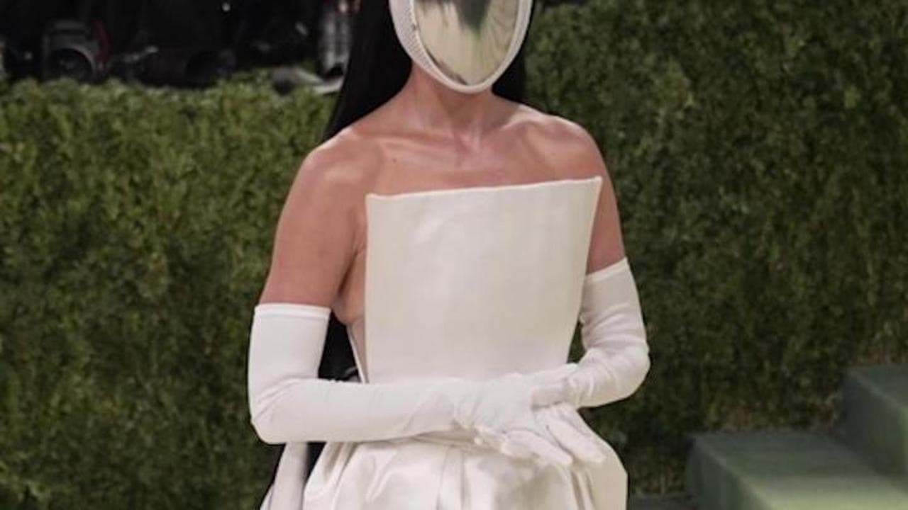 Met Gala, Katy Perry sorprende con un guanto a sei dita e il volto coperto