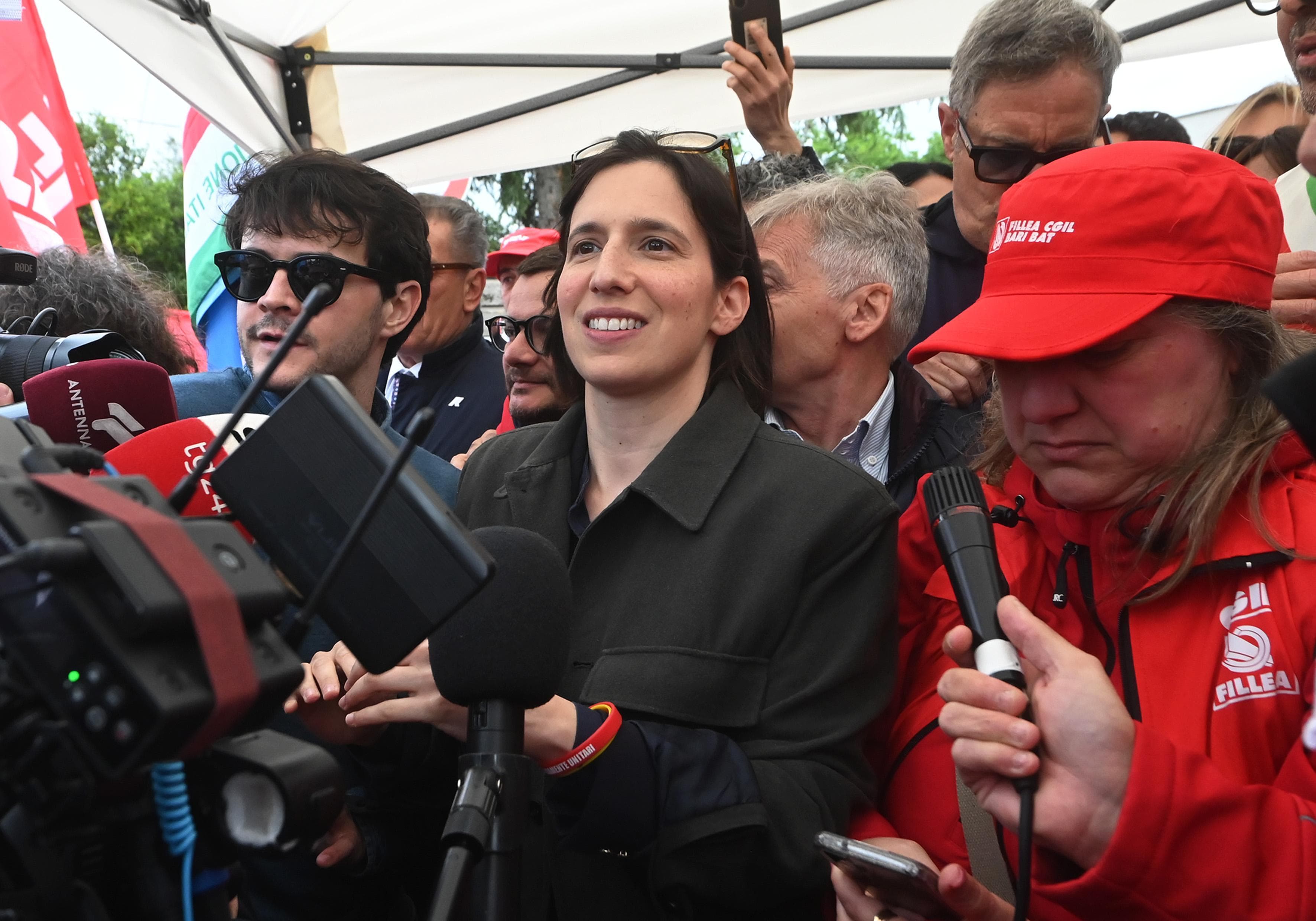 Sondaggi politici: flessione generale per i partiti del centrodestra, crescono Pd e Avs