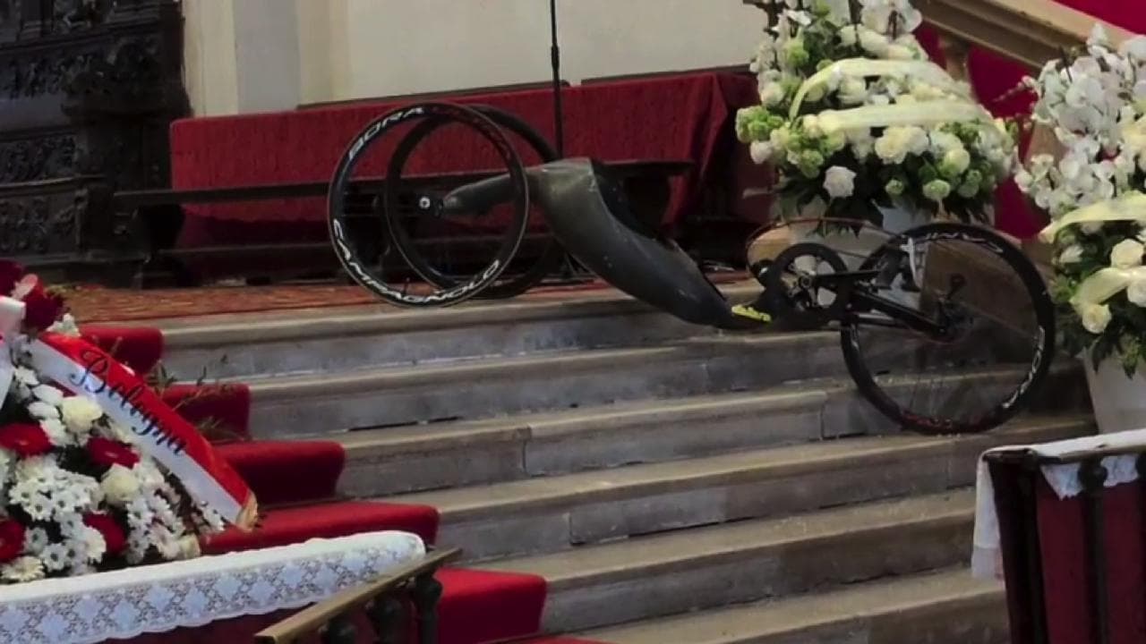 Addio a Zanardi, la sua handbike ai piedi dell'altare nella Basilica nel giorno dei funerali