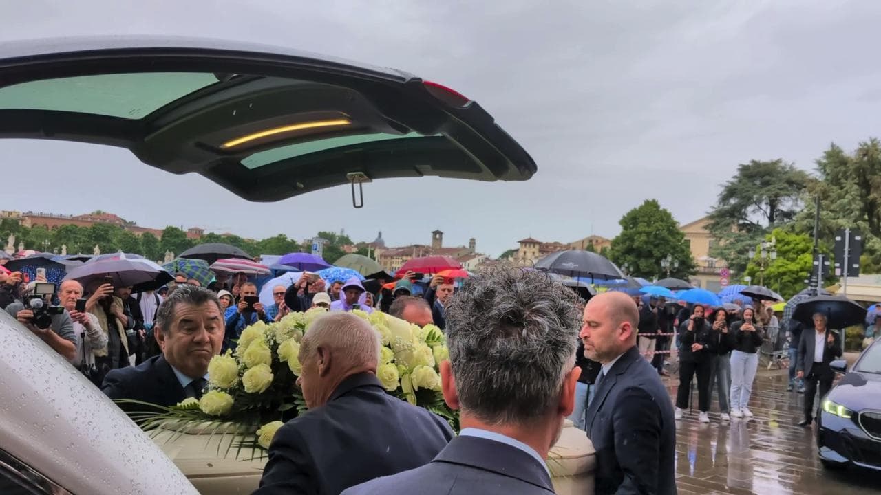 Addio a Zanardi, l'applauso all'arrivo della bara: la moglie e il figlio ringraziano i presenti