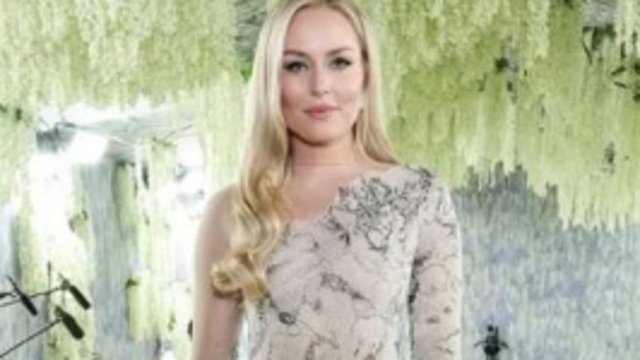 Lindsey Vonn in piedi ed elegantissima per il Met Gala. E in hotel azzarda anche un balletto