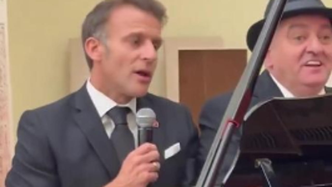 Duo a sorpresa: Macron canta Aznavour e il premier armeno lo accompagna alla batteria