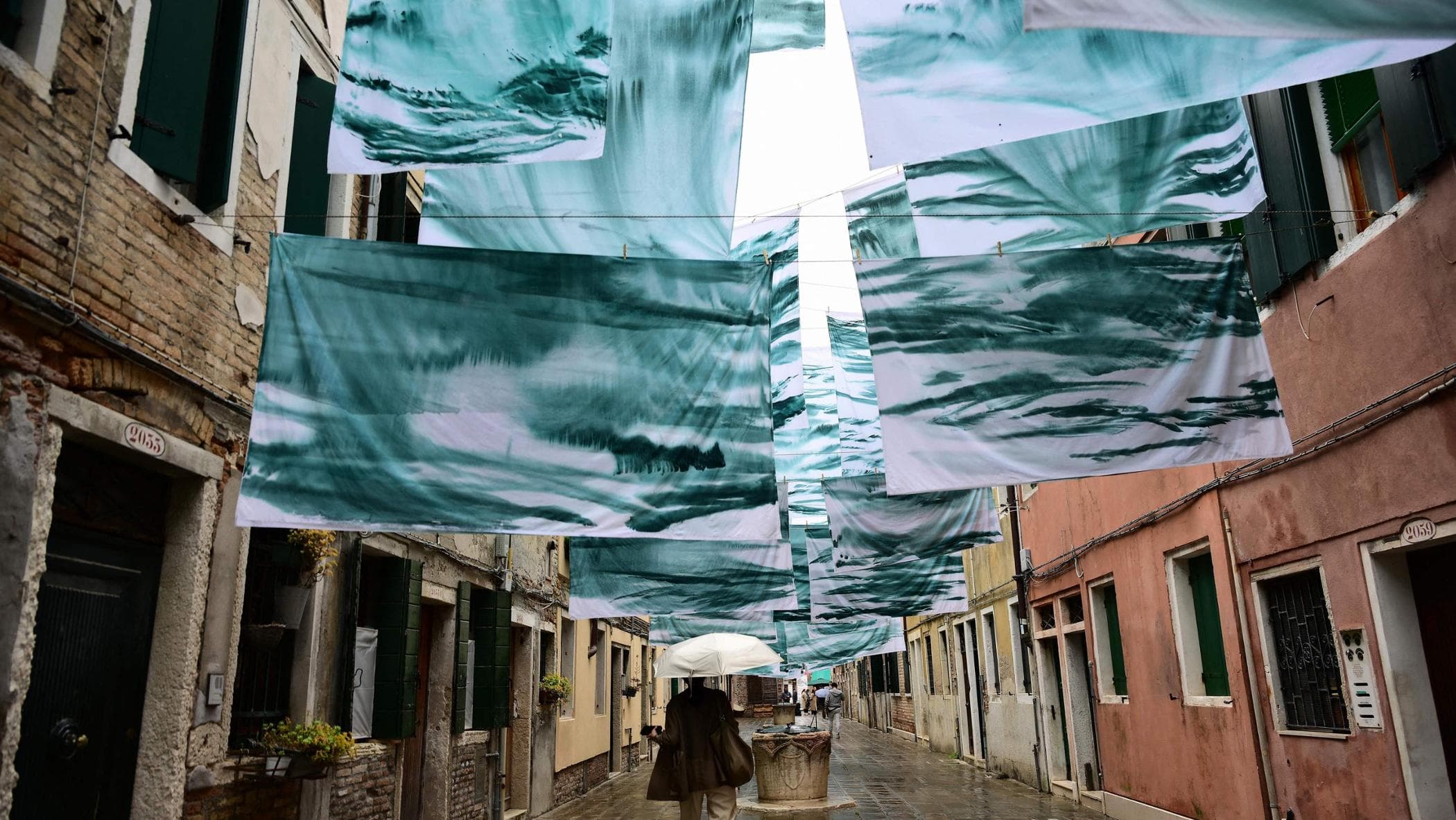 Biennale di Venezia al via, oltre alle polemiche c’è l’arte ed è un augurio di pace