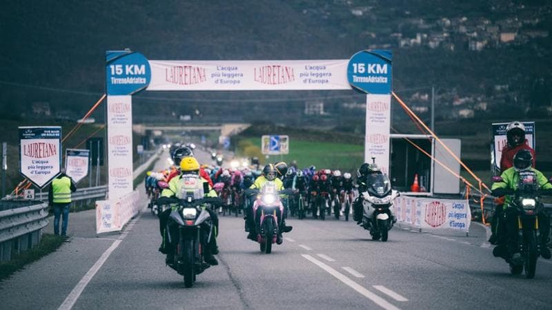 Giro d'Italia 2026'da 70 resmi servis motosikletiyle Suzuki'nin kahramanı