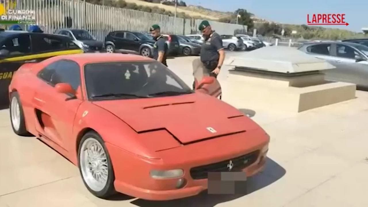 Catanzaro, modifica una Toyota per venderla come una Ferrari: denunciato il proprietario