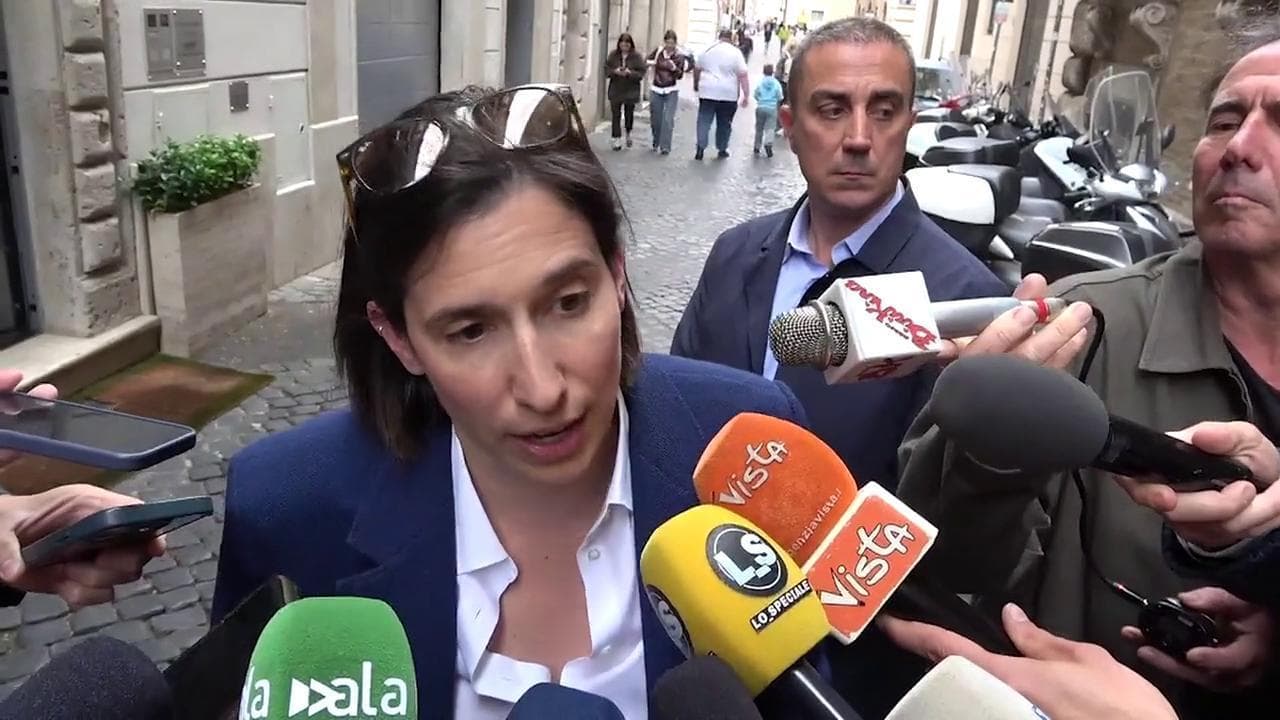 Schlein: "Trump attacca il Papa, ma sono le sue guerre a mettere a rischio l'umanità"