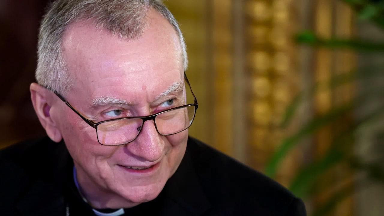 Parolin sull'attacco di Trump: "Può piacere o no, ma il ruolo del Papa è predicare la pace"