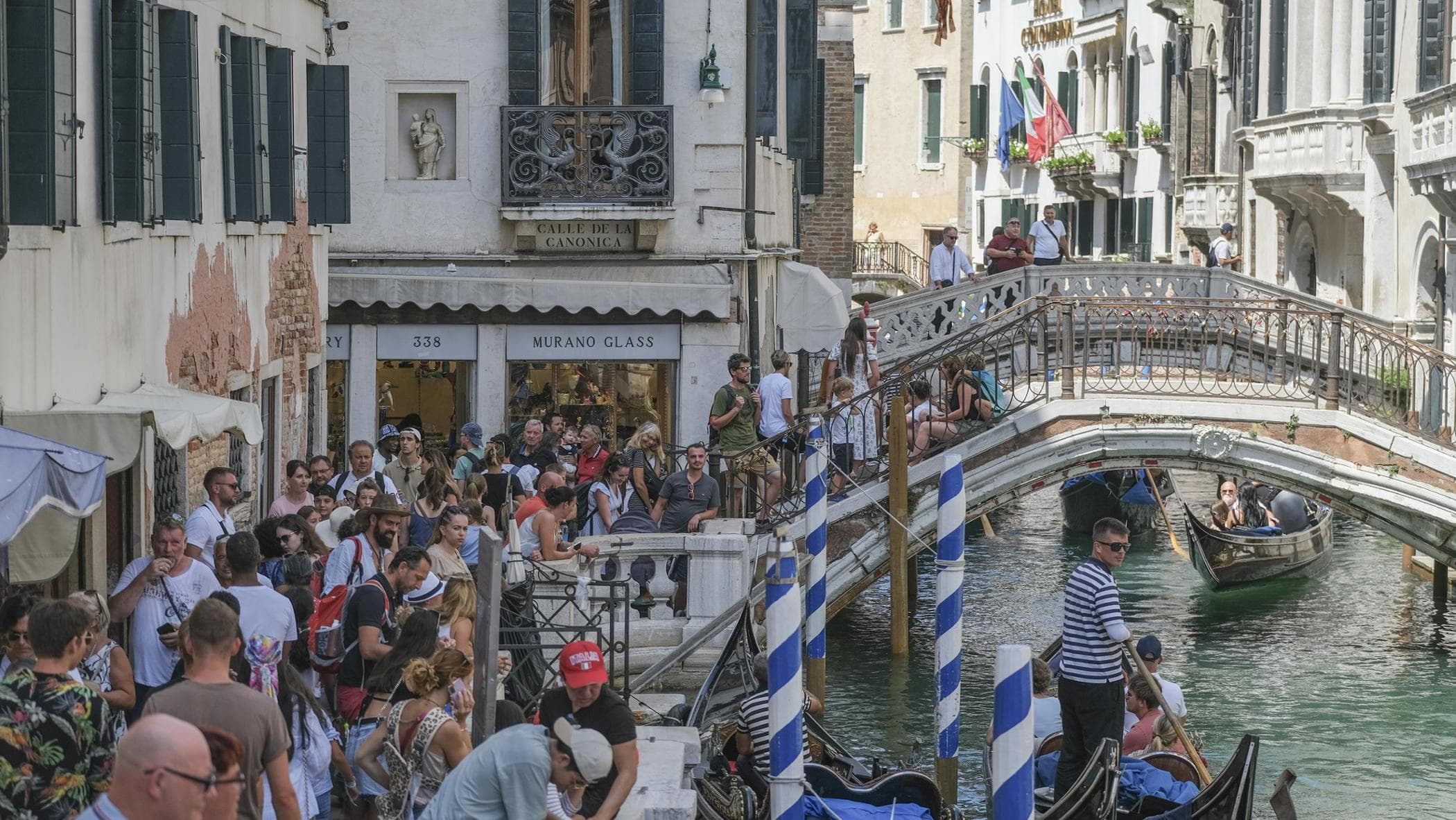 Venezia, troppi turisti e il clima fuori controllo. “Così muore la città”