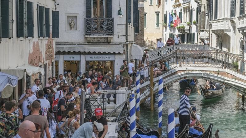 Anteprima: Turisti no limits e maree, l’allarme di Venezia. “La città sta morendo”