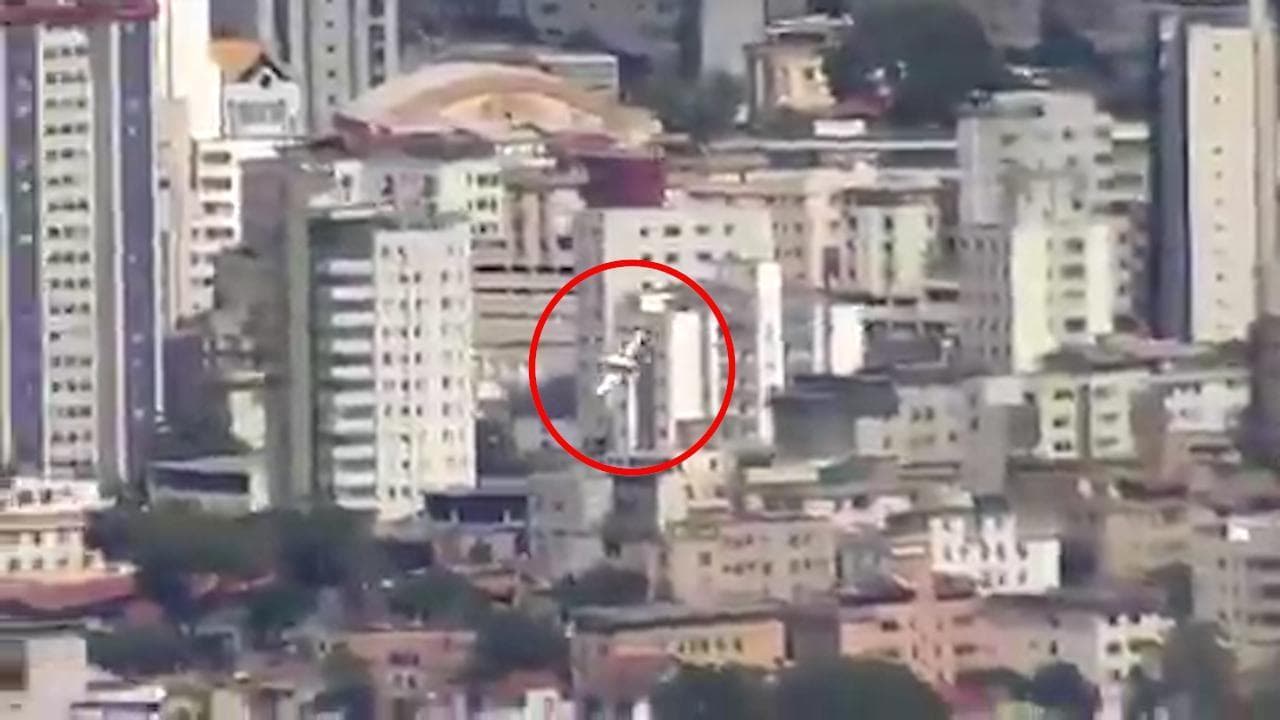 Brasile, l'aereo in decollo perde quota e si schianta contro un palazzo: il momento dell'impatto