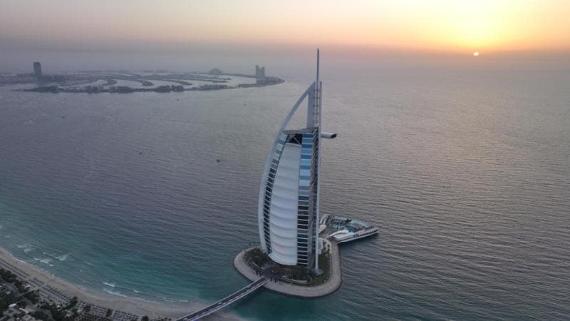 Anteprima: Dubai, turismo fermo. Gli hotel si rifanno il look: il Jumeirah Burj Al Arab riaprirà a f…