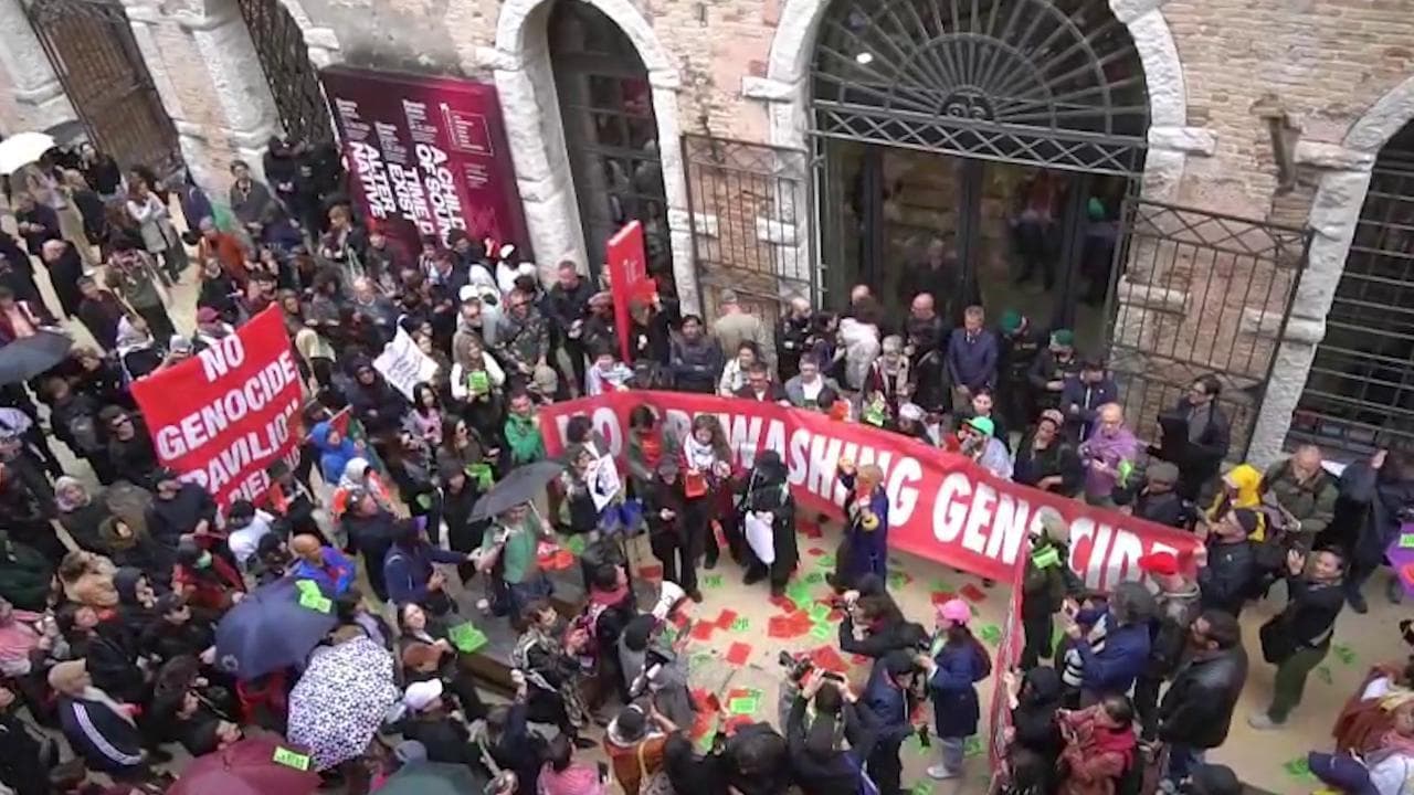 Biennale Venezia, sit in davanti al padiglione di Israele al grido "Stop the genocide"