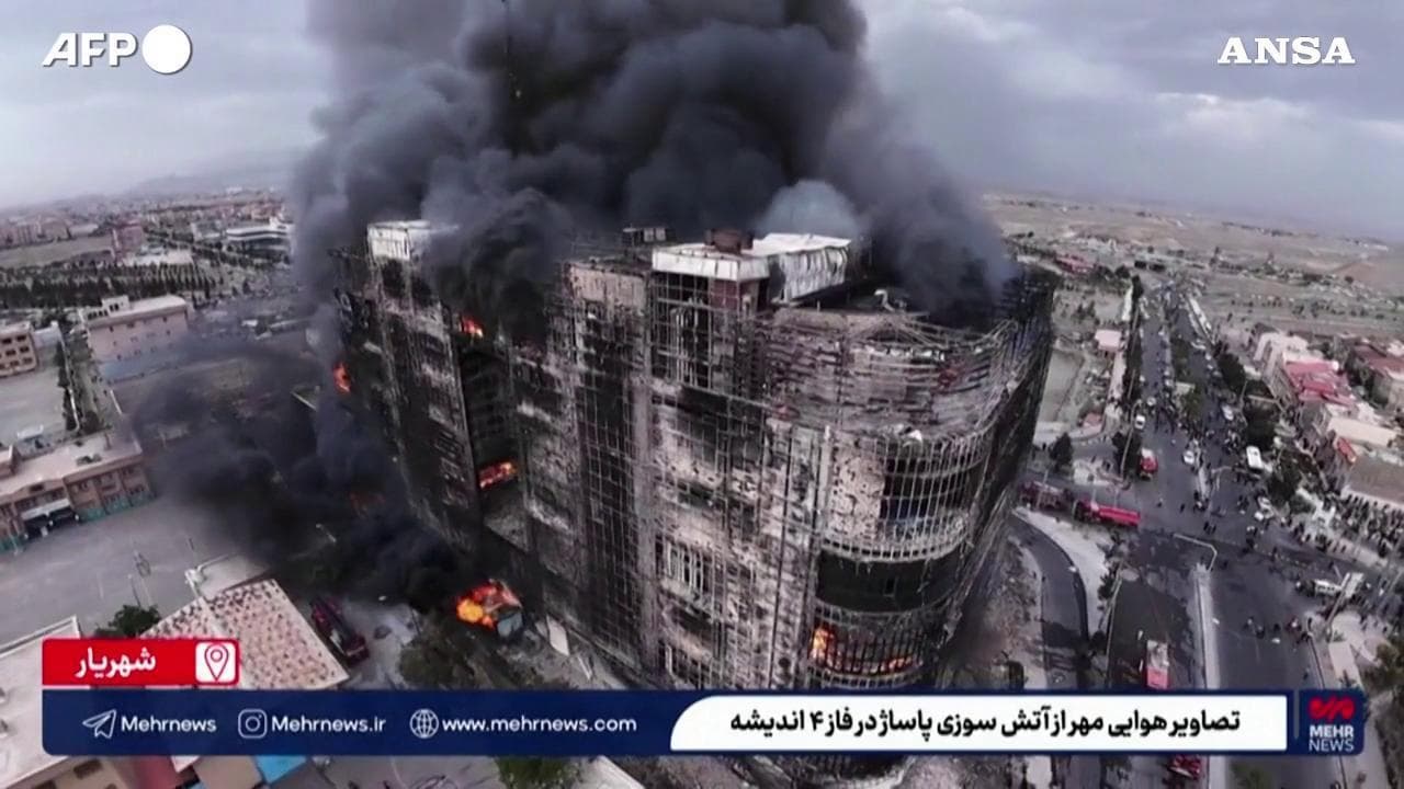 Iran, incendio in un centro commerciale a ovest di Teheran: almeno undici morti, decine di feriti