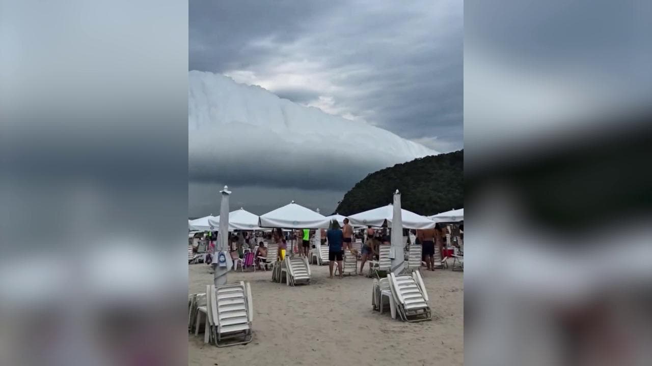 Brasile, la gigantesca "nuvola rotolante" si allunga minacciosa sulla spiaggia