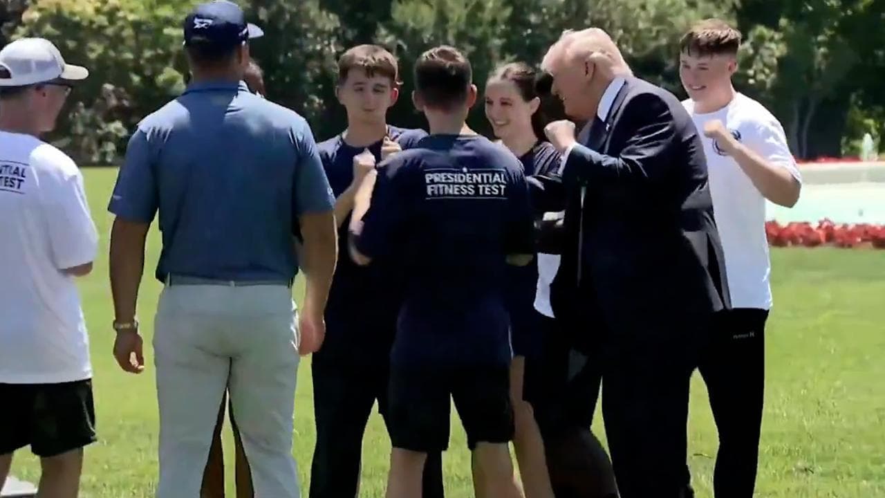 Washington: Trump "insegna" il suo ballo ai ragazzi sul prato della Casa Bianca