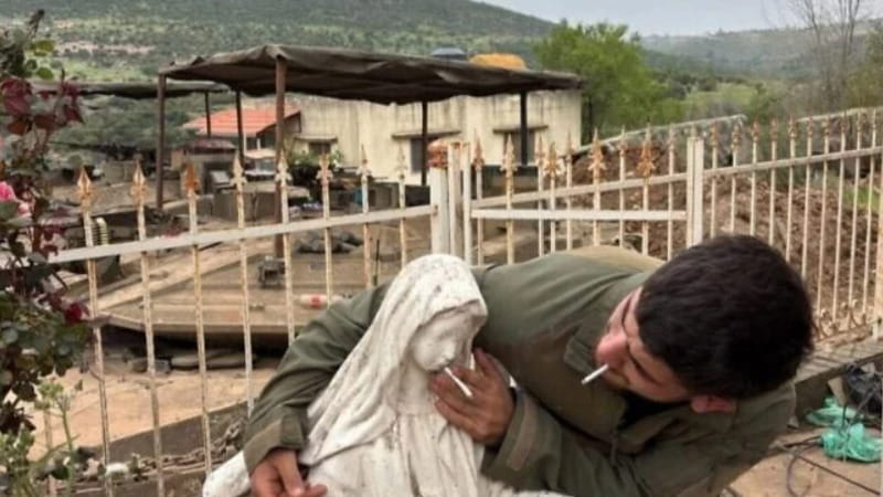 Anteprima: Nuova foto shock, soldato Idf mette una sigaretta in bocca alla statua della Madonna