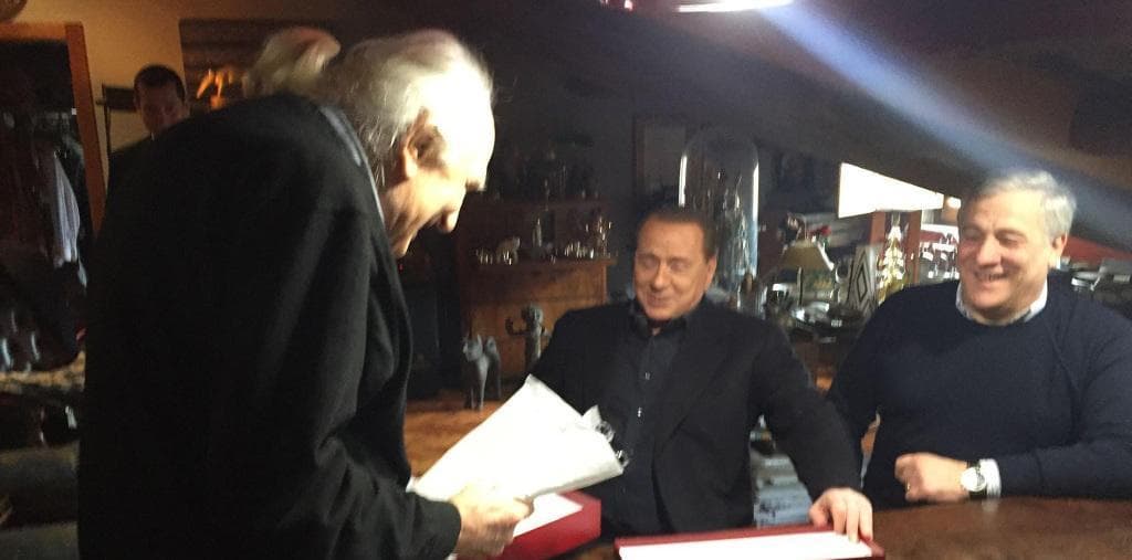 Foto Ansa: Marco Pannella recibe a Silvio Berlusconi y Antonio Tajani en su casa de via della Panetteria en Roma