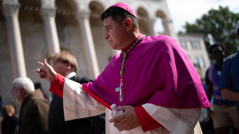 Anteprima: “Io, da migrante a vescovo. Cristo sta con gli stranieri, lo capii in un portabagagli”