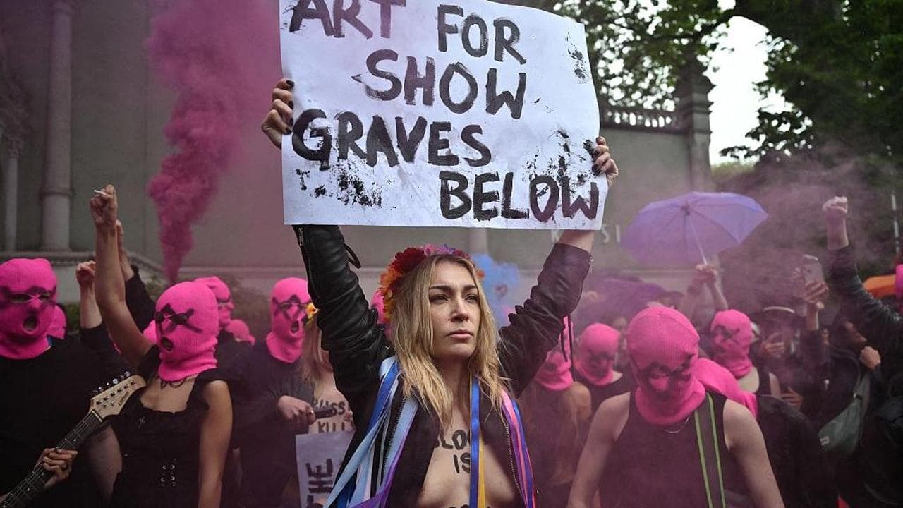 Blitz e tensioni al padiglione russo, performance di Pussy riot e Femen. Proteste di Kiev e baltici