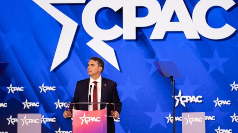 Flavio Bolsonaro, 45 anni, primo figlio dell’ex presidente Jair, parla alla platea del Cpac, la conferenza dei conservatori Usa a Dallas dello scorso febbraio: ha ribadito l’adesione ai valori di Trump (Leandro Lozada / AFP via Getty Images)