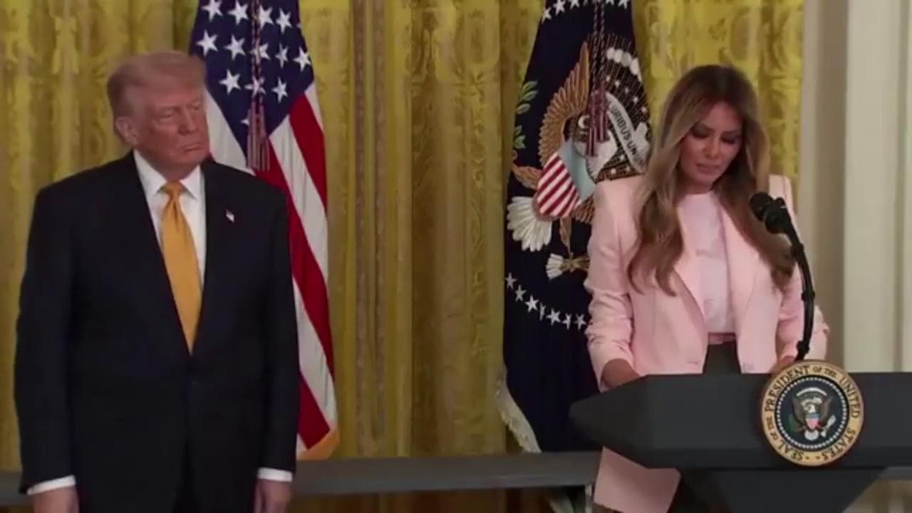 Usa, Melania elogia l'empatia di Trump ma la platea scoppia a ridere