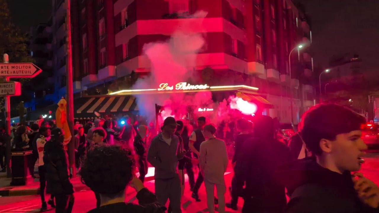 Parigi, notte di scontri dopo la qualificazione alla finale di Champions del Psg