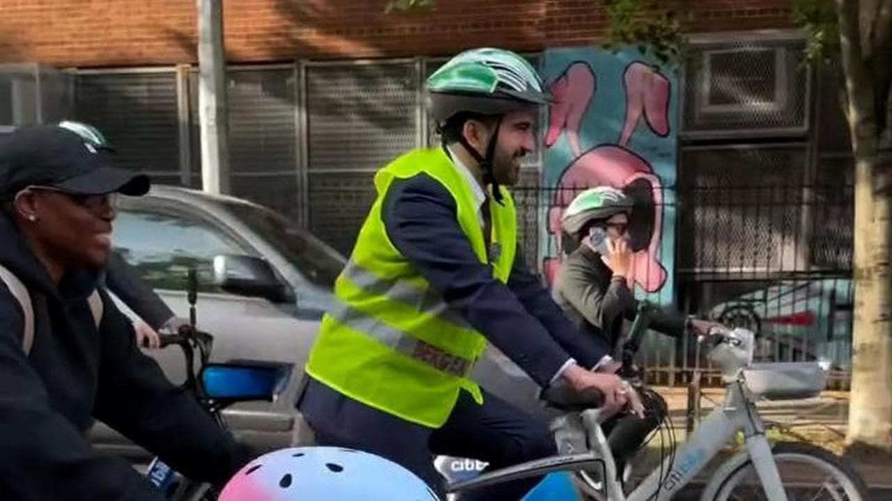 Usa, il sindaco Mamdani in bici con i bambini per le strade di New York: "Che splendida giornata"