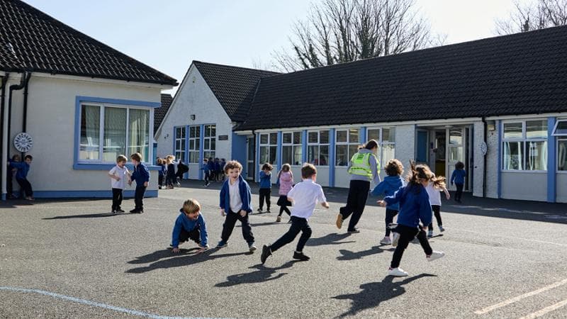 Bambini giocano nel cortile della St Patrick’s school a Greystones, Irlanda (Therese Aherne/The New York Times)