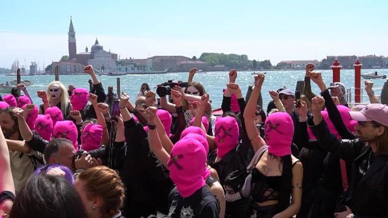 Venezia, le Pussy Riot davanti alla sede della Biennale: consegnato documento per Buttafuoco