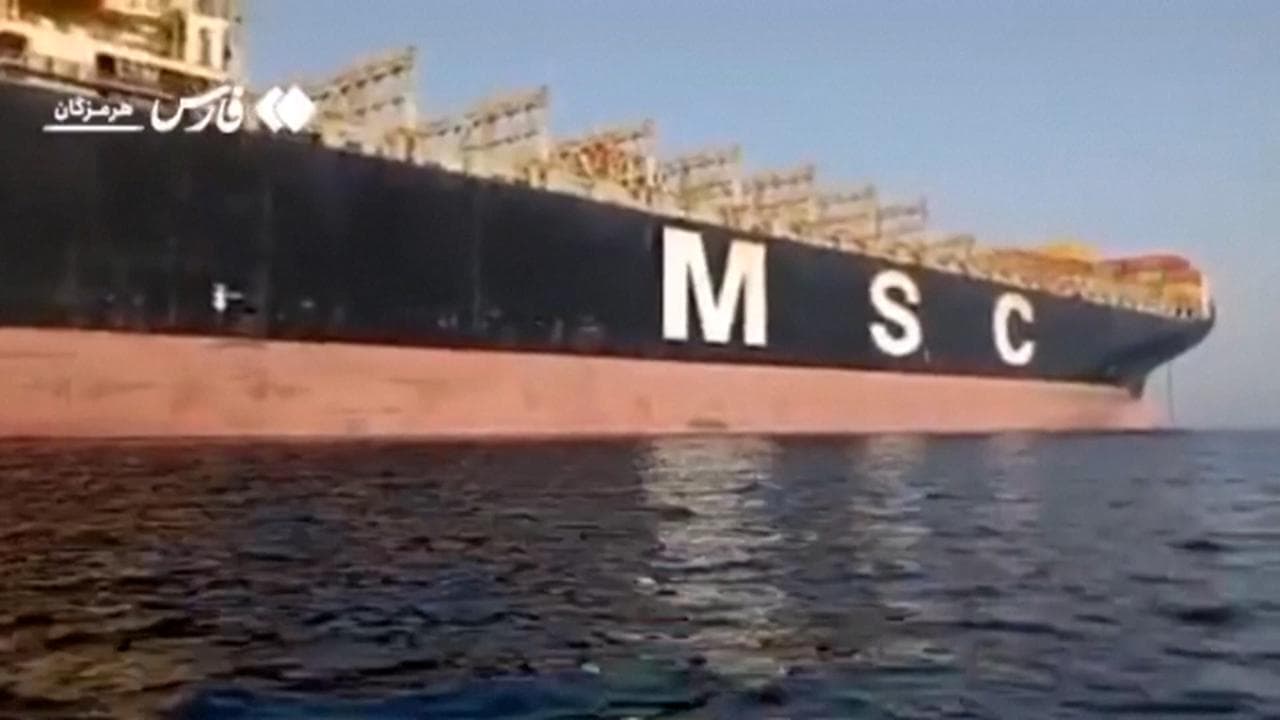 Iran, le immagini della portacontainer Msc Francesca nello Stretto di Hormuz