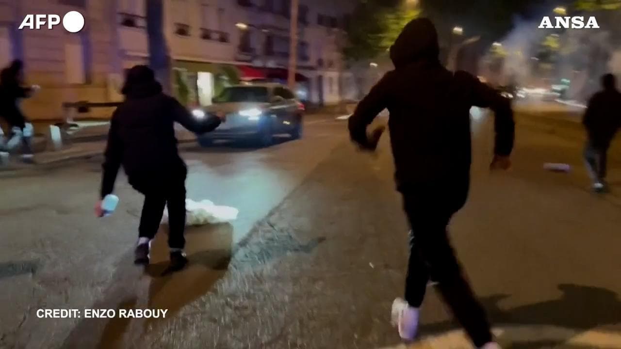 Champions League, disordini a Parigi dopo Bayern-Psg: assaltata auto della polizia