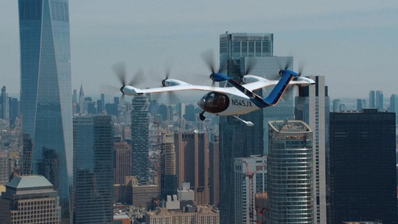 New York, il futuro è oggi: i test degli aerotaxi tra i grattacieli di Manhattan