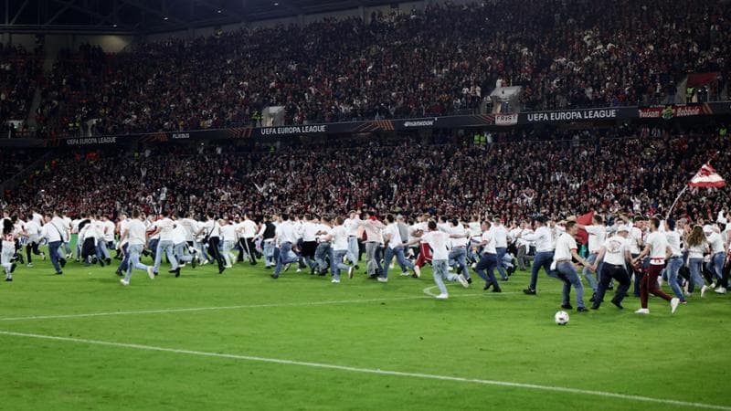 La festosa invasione di campo dei tifosi del Friburgo