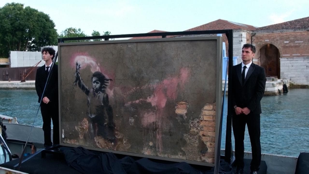 Venezia: restaurata "The Migrant Child", l'opera di Banksy sui minori. Il "tour" tra i canali