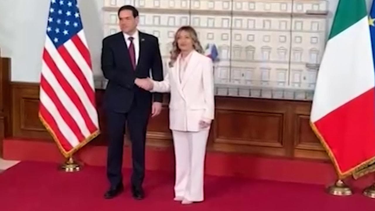 Italia-Usa, la stretta di mano tra Meloni e Rubio a Palazzo Chigi