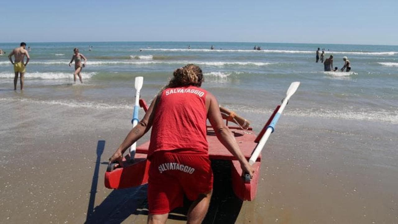 Bagnini introvabili, telecamere e IA per affiancare gli assistenti in spiaggia. I dubbi dei sindaci