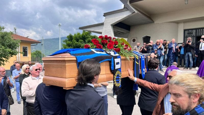 L’addio a Beccalossi, il parrocco: “Non erano blasfemo i cori dei tifosi: quello che dicevano era vero”