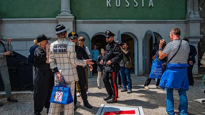Copertina: Biennale, scontri al corteo pro pal. Chiusura anti Israele di venti padiglioni. Salvini contro l’Ue
