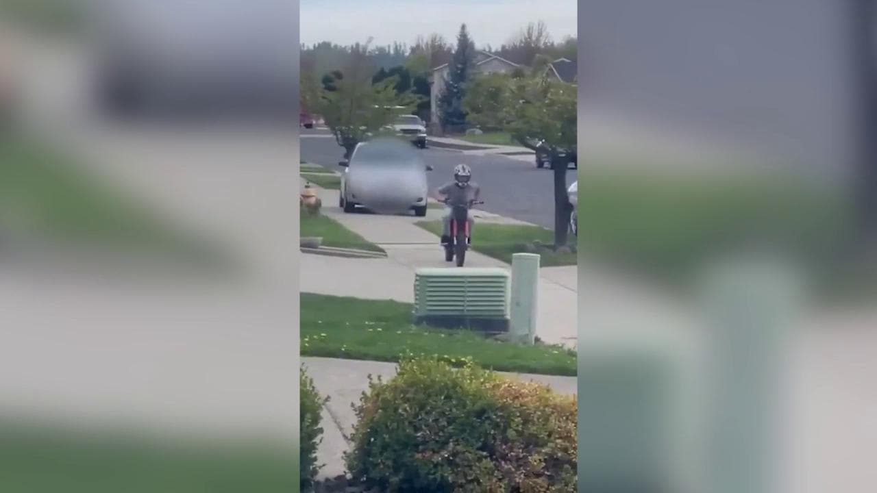 Washington, ubriaca al volante sale sul marciapiede e insegue un bambino sulla mini moto