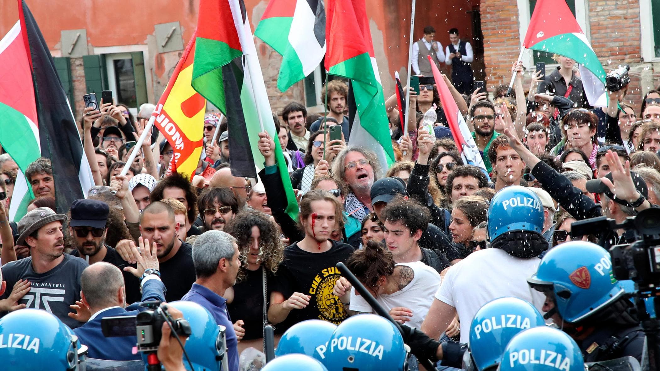Serrata di venti padiglioni per protesta contro Israele alla Biennale. Scontri tra polizia e pro Pal